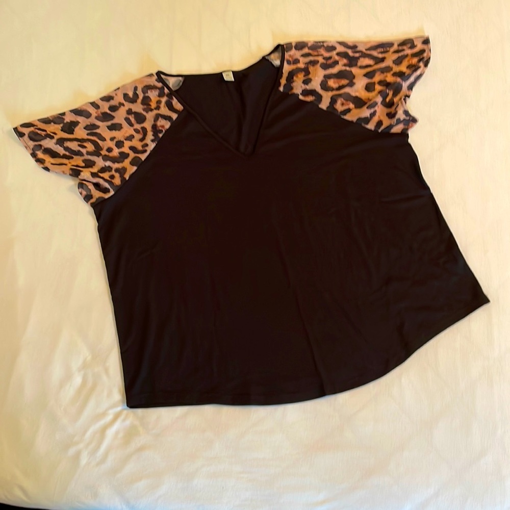 PLUS SIZE CHEETAH V NECK